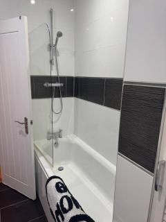 Spacious 2 bedroom flat in Newcastle, Free parking - 1