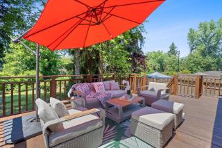 Chic Kirkland Home Overlooking Windsor Vista Park - 6