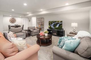 Bellevue DT Luxurious 5BR Mansion Walk to QFC - 2