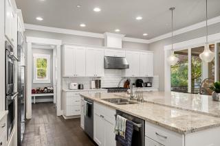 Bellevue DT Luxurious 5BR Mansion Walk to QFC - 1