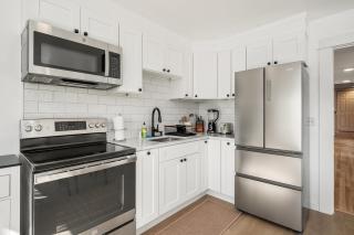 Queen Anne Basement Sun Soaked Yard Elliott bay - 6