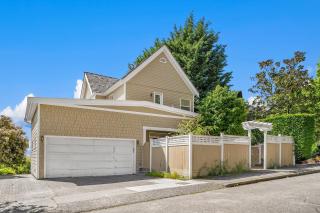 Queen Anne Basement Sun Soaked Yard Elliott bay - 5