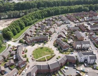 Rooksdown Town-House, Great for Group Get-Aways, Families & Contractors - 0