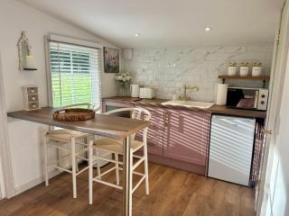 Wild Meadow Cottage - Countryside Views and King Bed - 8