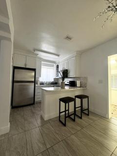 Beautiful House in Midtown 2B 1B Parking - 4