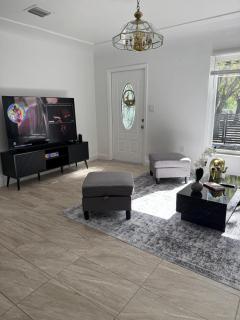 Beautiful House in Midtown 2B 1B Parking - 8