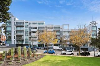 Waterfront Executive Apartment in central Geelong - 6