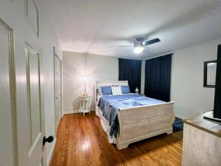 Cozy Holiday Themed 2 Bedroom Pet Friendly - 4