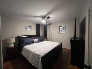 Cozy Holiday Themed 2 Bedroom Pet Friendly - 1