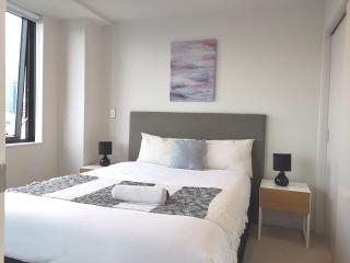 Modern 2 Bedroom Apartment 1 minute to Skytower - 0