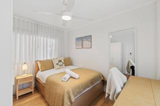 Chic 2BR Beach Escape, Walk to Surfers Paradise - 6