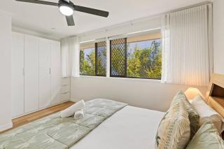 Chic 2BR Beach Escape, Walk to Surfers Paradise - 5
