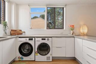 Chic 2BR Beach Escape, Walk to Surfers Paradise - 2