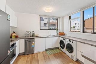 Chic 2BR Beach Escape, Walk to Surfers Paradise - 1