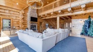 Pinnacle Chalet by AvantStay Luxury Cabin w Panoramic Views Fireplace Game Room - 1