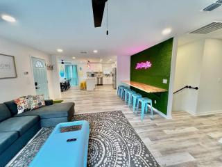 Sleeps 22, 2min Walk To The Beach, Heated PoolSpa - South Padre Island - 1