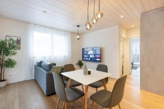 Mountain view with balcony and free parking - 0