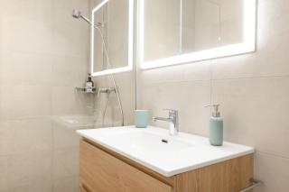 Mountain view with balcony and free parking - 4