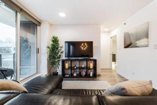 King Bed in downtown so Cozy spacious with spa-like washroom parking wifi Hotel amenities - 2