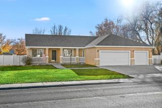 3BR Home • Near Maverik Center & Valley Fair - 0