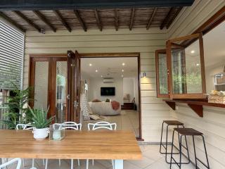 East Brisbane Federation-Style Pool Villa - 6