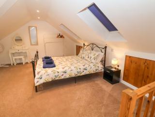 Stylish Felixstowe Apartment with Fabulous Sea Views - 2