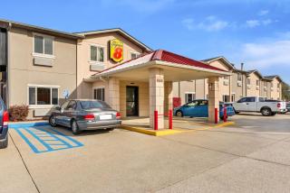 Super 8 by Wyndham Bloomington University Area - 8