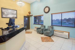 Super 8 by Wyndham Normal Bloomington - 7