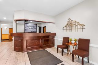 Super 8 by Wyndham Bloomington University Area - 3