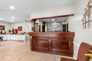 Super 8 by Wyndham Bloomington University Area - 6