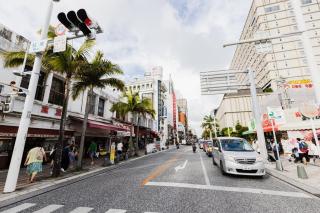 那覇で食い倒れを楽しめる宿はここ 国際通りまで徒歩二分 提携飲食店でドリンク一杯サービス付き - 8
