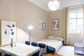 Old Town - 2BR - Living Room - Sleeps 8 - Metro 1 minute - Newly renovated - 6