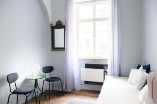 Old Town - 2BR - Living Room - Sleeps 8 - Metro 1 minute - Newly renovated - 4