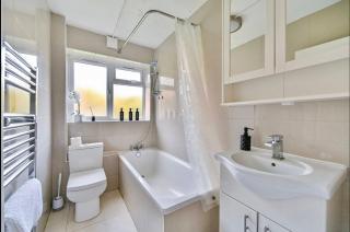 Serene 2 Bedroom Flat Free Off-Street Parking 2 SUVs Close to Tube - 2