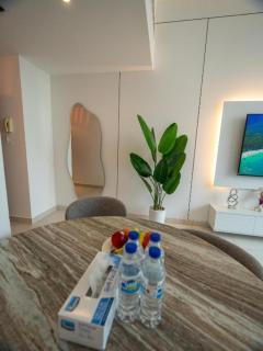 Wonderful 2bd with full marina view HIGH FLOOR - 1