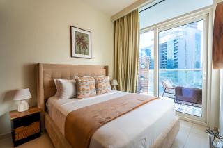 Modern 1BR in Business Bay Balcony Pool Access - 4