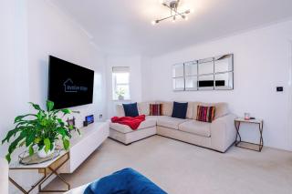 Driveway Stylish 3Bedroom Home in Middleton - 9