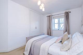 Driveway Stylish 3Bedroom Home in Middleton - 8