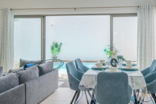 Azure 4 Bedrooms Haven Retreat: Where Tranquility Meets Turquoise Waters, Flic en Flac Mauritius - 0