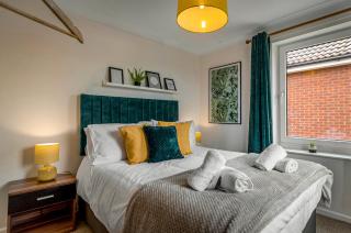 City and Airport - 2-Bed Contractor Base - Free Parking and Fast WiFi - 8