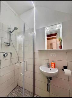 Affittacamere LA CASA DI GIADA a 3 minuti dal casello autostradale di Imola - parcheggio privato e self check-in - 6