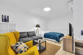 Sunny Yellow Vibes Studio - Balcony & Prime Location - 4