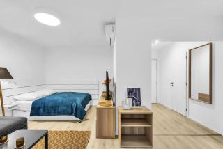 Sunny Yellow Vibes Studio - Balcony & Prime Location - 1