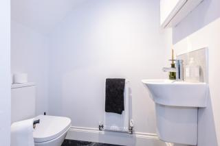 Driveway Stunning 3Bedroom Home in Preston - 1