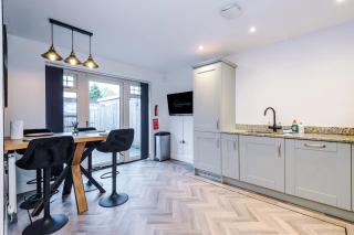 Driveway Stunning 3Bedroom Home in Preston - 6