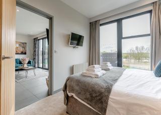 Swanborough Lakes Luxury Lodges - 2