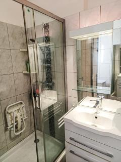 Appartement 2 Chambres avec Balcon, Garage et Parking - Proche des Thermes - 3