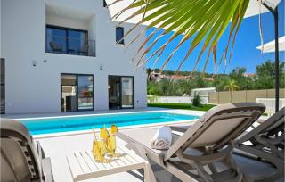 Ocean Front Home In Slatine - 1