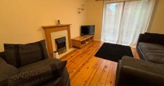 Stunning 2 Bedroom House - Free Parking and Wi-Fi - 3