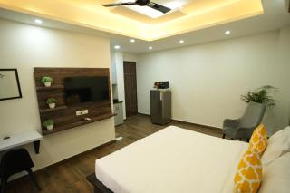 The Empire Stays , Golf Course Road - 3